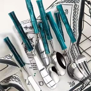 Ensemble de couverts de luxe moderne avec manche coloré, couteau et fourchette en acier inoxydable, couverts réutilisables, cuillère en bambou - Product Image 3