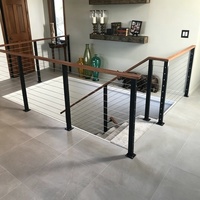 Rampe de terrasse en câble d'acier inoxydable sur mesure avec main courante en bois pour terrasse résidentielle