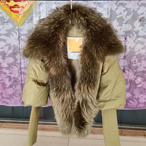 Veste courte d'hiver en duvet d'oie manteau femmes avec col en fourrure de renard et fourrure de raton laveur vente en gros - Product Image 5