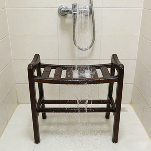 Tabouret de douche en bois massif Western Cuisine Eastern Kitchen 47x51x31cm avec accoudoirs pour la sécurité de la salle de bain - Product Image 2