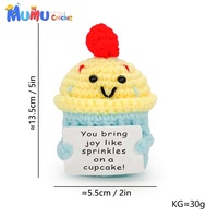 Jouet en peluche amigurumi fait main au crochet en forme de donut et de cupcake pour la décoration de comptoir de pâtisserie ou de café