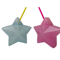 Vente en gros de bouteilles en plastique PP personnalisées de 600ml en forme d'étoile, gobelets de jardin roses et bleus créatifs avec couvercle en paille pour jus de fruit pour enfants