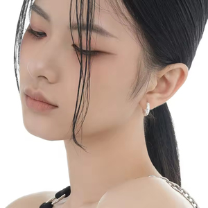 Pendientes de Aro Pequeños Minimalistas Elegantes Franceses de Latón Chapado en Oro con Superficie Arrugada Estilo Martillado, Venta al por Mayor - Product Image 2