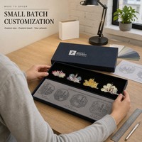Boîte cadeau rigide personnalisée pour épingles en émail, badges métalliques, emballage cadeau magnétique avec insert floqué