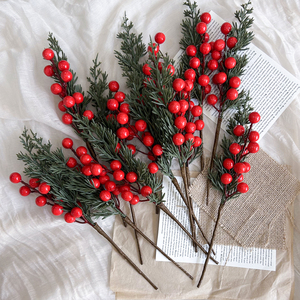Rami di Pino Natalizi da 28cm all'Ingrosso, Decorazioni Natalizie, Rami con Bacche di Agrifoglio Rosse per Decorazioni Invernali - Product Image 4