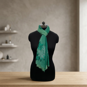 Bufanda Larga de Lana para Mujer con Bordado Floral Verde, Ligera, Accesorio para Uso Diario - Product Image 3