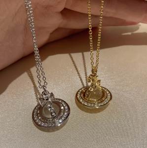 Kalung Liontin Merek Terlaris Kristal Putih Saturnus Model Planet Tiga Dimensi Berlian VW UFO - Product Image 1