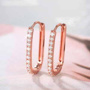 Pendientes Huggie de Oro de 18K con Engaste de Diamantes Redondos, Estilo Minimalista para Uso Diario, Joyería para Mujer - Product Image 6