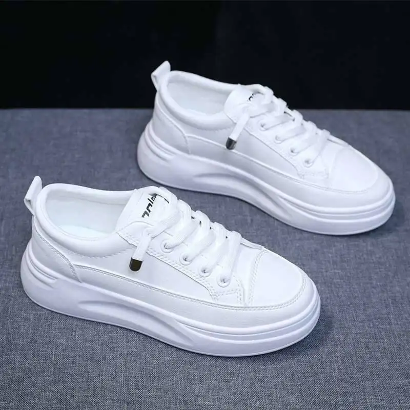 Nouvelles chaussures blanches en cuir microfibre semelle épaisse rehaussant baskets mode chaussures décontractées femmes
