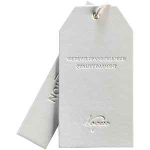 Thẻ Treo thẻ may mặc cho quần áo 2021 tùy chỉnh thân thiện với môi trường sang trọng sang trọng giày trắng Debossed Logo treo thẻ - Product Image 1