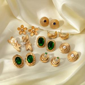 Bijoux de mode européens et américains en gros, boucles d'oreilles en acier inoxydable plaqué or 18 carats avec perles et pierres précieuses incrustées pour femmes - Product Image 1