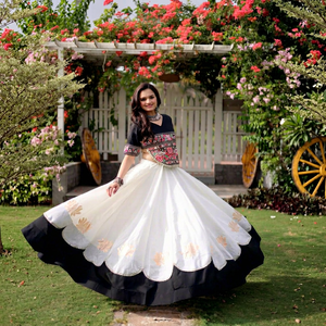 Falda acampanada blanca bordada Lehenga Choli, traje tradicional étnico para fiestas, para mujer, largo hasta el suelo, corte regular, para bodas y Diwali - Product Image 1