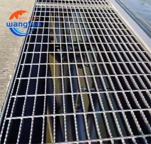 Grille en acier soudée dentelée galvanisée à chaud pour bâtiments industriels, civils et commerciaux - Product Image 1