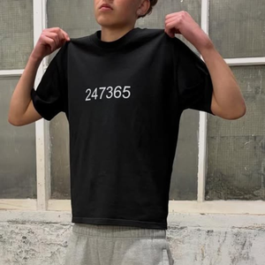 Fabrieksaanpassing Zwarte 100% katoenen zomer T-shirts met O-hals, digitale print logo, hoogwaardige letter T-shirts voor heren - Product Image 1