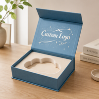Boîte cadeau magnétique bleu-gris personnalisée avec impression sur le couvercle intérieur et motif de sapin des montagnes pour emballage de cadeaux d'entreprise