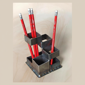 Porte-stylo en métal argenté avec texture élégante ajoutant du charme à l'étude ou à l'espace de bureau - Product Image 1