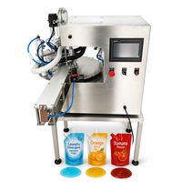 Machine de remplissage et de bouchage automatique de liquides pour sachets à bec verseur, avec pompe à engrenages rotative, pour jus, cosmétiques et sérums, de type de table.
