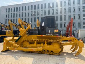 Bulldozer Shantui SD16TL d'occasion à chenilles robustes, idéal pour les travaux sur les pentes et le remblaiement de terrains en vrac. - Product Image 1
