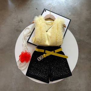 Nuova Collezione di Abbigliamento per Bambini - Set Estivo per Bambine con Canotta Senza Maniche con Paillettes e Pantaloncini - Product Image 1
