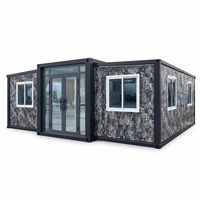 Maison conteneur moderne extensible pour l'hébergement des clients de complexe hôtelier, cabane pliable effet bois avec porte coulissante pleine hauteur