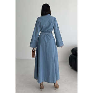 Robe chemise en jean élégante à col rabattu, délavage moyen, respirante, à nouer, coupe trapèze, longueur midi pour femme - Product Image 3