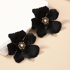 Boucle d'oreille en alliage plaqué or polyvalente pour un usage quotidien, nouveau design de pétale de diamant de style dopamine, forme de fleur, bijoux à la mode - Product Image 6