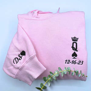 Sudadera con capucha bordada de King Queen, patrón 3D personalizado, insignia de lentejuelas de punto, regalo de invierno perfecto para el Día de San Valentín - Product Image 3