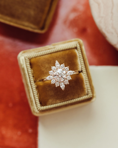 Anillo de Compromiso con Diamante Cultivado en Laboratorio de Corte Brillante de 1.50 Ct, Piedras Laterales Marquise, Chapado en Rodio, Oro Sólido, Halo Oculto en Forma de Estrella - Product Image 4