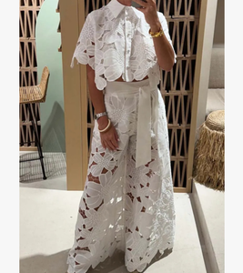 Ensemble décontracté <span class=keywords><strong>deux</strong></span> <span class=keywords><strong>pièces</strong></span> pour <span class=keywords><strong>femme</strong></span> : chemise courte à col et manches mi-longues en <span class=keywords><strong>dentelle</strong></span> florale ajourée et pantalon long taille haute à jambes larges - Product Image 1