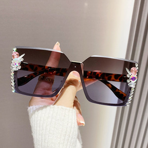 แว่นกันแดดติดเพชรกรอบสี่เหลี่ยมขนาดใหญ่สำหรับ2023แว่นกันแดดไร้ขอบคริสตัลสำหรับผู้หญิง - Product Image 4