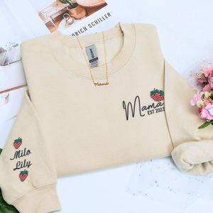 Sudadera personalizada Strawberry Mama con capucha bordada patrón 3D tejido perfecto regalo del Día de la madre para mamá para invierno otoño - Product Image 2