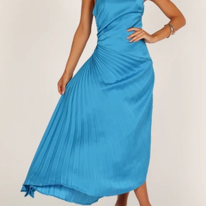 เดรสลำลองฤดูร้อนแบบใหม่ปี 2025  ไม่มีแขน เปิดหลัง เซ็กซี่ แฟชั่นใหม่  เดรสสีพื้นสำหรับผู้หญิง - Product Image 2