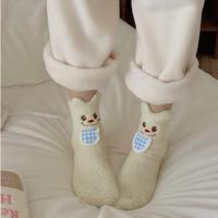 Chaussettes douillettes et moelleuses pour femmes, avec motif de personnage mignon et accent poche, douces et chaudes pour l'hiver, à porter à la maison, ensemble de chaussettes multicolores tendance