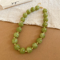 Collier ras du cou et bracelet à perles rondes colorées en acrylique et perles dorées pour femme, idéal pour l'été et la plage