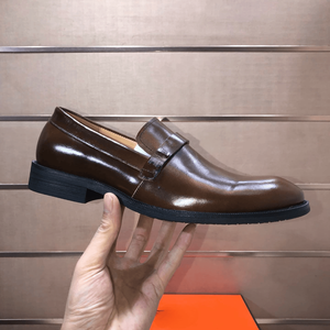 Elegantes Mocasines de Cuero Brillante para Hombre con Detalle Metálico, Calzado sin Cordones para Oficina y Uso Diario - Product Image 4