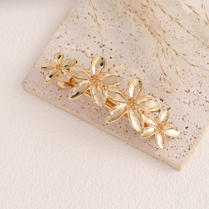 Pinzas para el Cabello con Flores Doradas de Aleación, Pasadores Florales Minimalistas de Lujo, Accesorios para el Cabello de Mujer para Uso Diario - Product Image 2