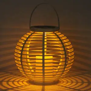 2024 venta al por mayor plástico redondo Led linterna vela interior jardín Solar ratán luz linterna para uso al aire libre