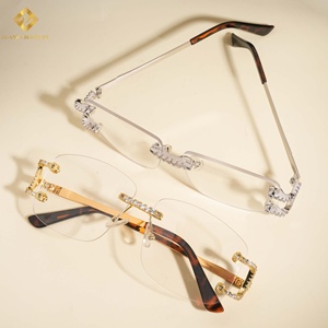 Gafas de Sol Unisex de Lujo con Montura Rectangular Dorada Sin Aro, Lentes Transparentes y Adornos de Latón y Circonitas - Product Image 3