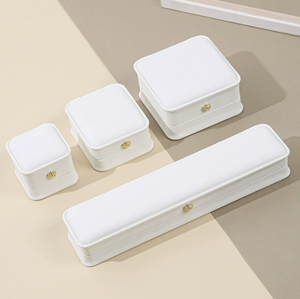 Caja de Joyería con Luz LED Crown, Almacenamiento para Anillos de Diamantes con Iluminación - Product Image 5