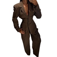 Nouvel ensemble blazer et pantalon marron vintage 2026 avec épaulettes, coupe ajustée, veste de costume et pantalon décontracté taille haute pour l'automne