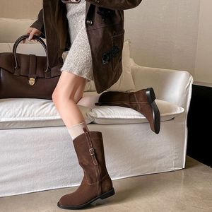 Les talons hauts unisexes fabriqués en Chine pour l'automne et l'hiver se vendent bien. Chaussures de créateur confortables haut de gamme avec empeigne en cuir de vache - Product Image 2
