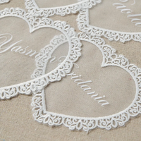 Marque-places de mariage personnalisés en forme de cœur avec dentelle, imprimés par transfert thermique, réutilisables, en polyester, cartes nominatives personnalisées, table romantique