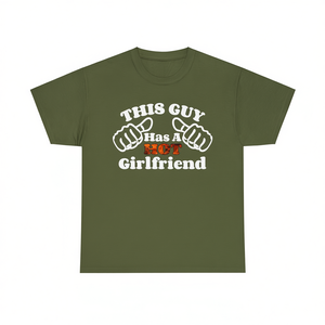 Maglietta con stampa 'This Guy Has A Hot Girlfriend', regalo divertente per anniversario, per fidanzato, San Valentino - Product Image 2