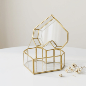 Boîte de rangement et organisateur de bijoux en laiton et verre en forme de cœur, de luxe moderne, avec taille personnalisée pour femmes - Product Image 1