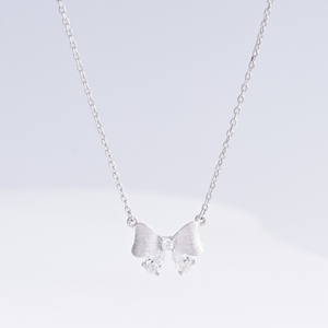 Collier pendentif nœud papillon en argent sterling 925 plaqué or 18 carats, gravable, design géométrique délicat, colliers en forme de cœur. - Product Image 1