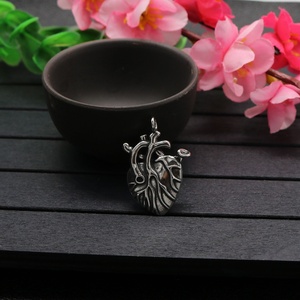 Nueva Joyería de Moda para Hombre y Mujer, Colgantes de Acero de Titanio para Parejas, Collar con Colgante de Corazón de Estilo Retro, Joyería al por Mayor - Product Image 4
