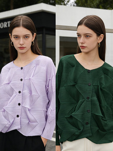 PY 2026 Nueva Colección: Cárdigan Casual Miyake con Pliegues Florales, Abotonado, Holgado, Tallas Grandes, Transpirable, Ropa al por Mayor para Verano - Product Image 6