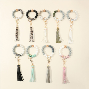 Regalo de dama de honor Manos libres Pulsera redonda de moda Muñequera Nombre personalizado Llavero de pulsera con cuentas de silicona - Product Image 3