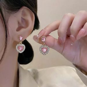 Boucles d'oreilles coréennes en forme de cœur rose, bijoux en alliage de zinc, boucles d'oreilles en strass pour femmes - Product Image 4