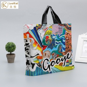 Bolsa de Plástico Biodegradable Personalizada con Logotipo Impreso, Bolsa de Compras Grande con Asa Suave <span class=keywords><strong>para</strong></span> Ropa - Product Image 2
